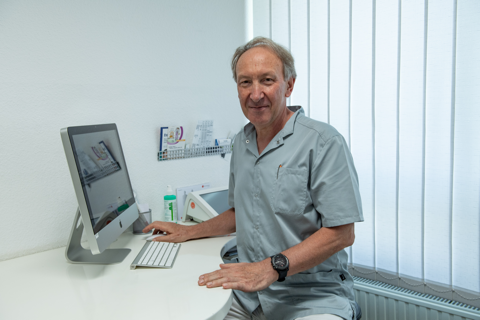 Portrait von Waldemar Grosch am PC sitzend